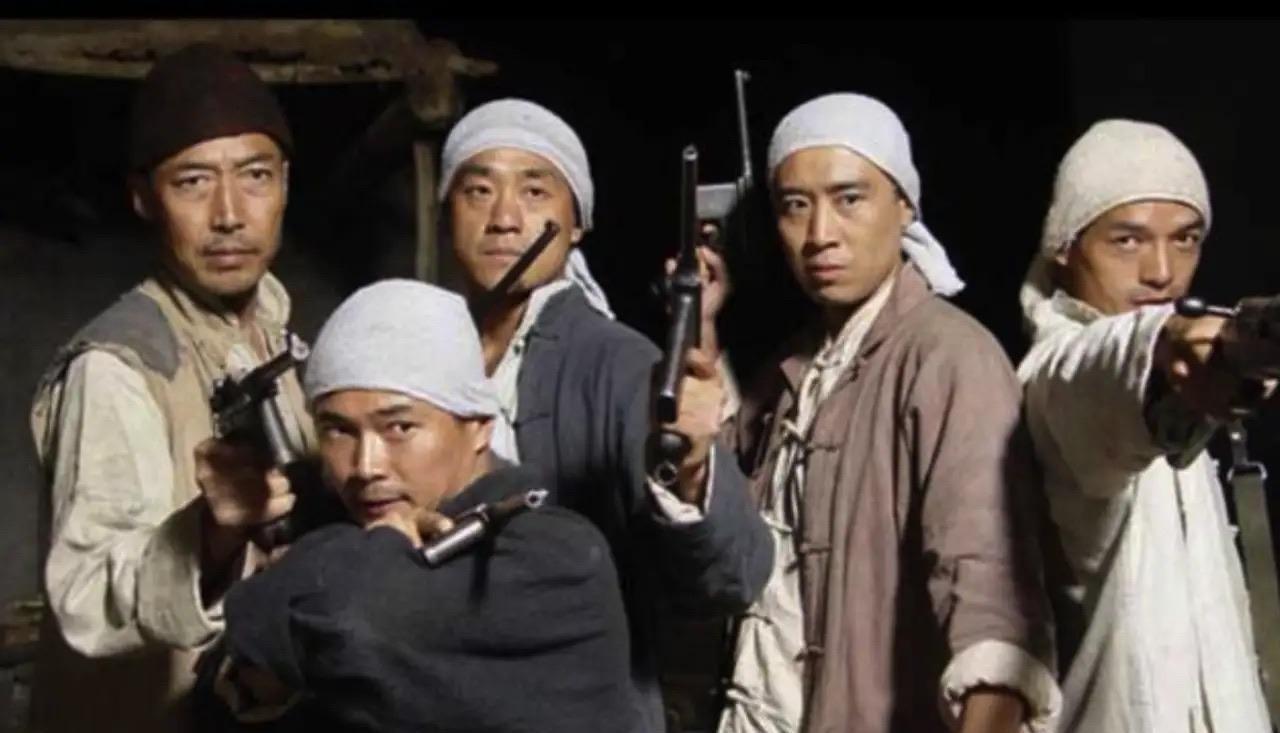 1943年，大汉奸刘赐胜杀人如麻，游击队长召来两位高手，说：“十天内必须除掉他！