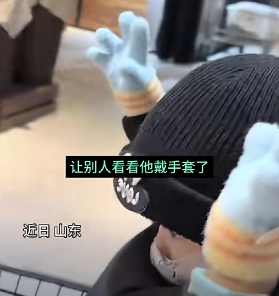 “骗娃”要趁早！近日，山东一位宝妈带儿子逛超市，为了安全通过“零食玩具”，宝妈想