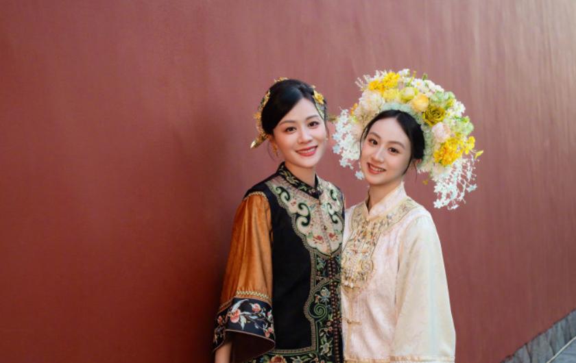 叶一茜晒出和女儿森蝶的合影。森蝶头戴簪花身着传统服饰，可以看出来之前困扰的下巴后