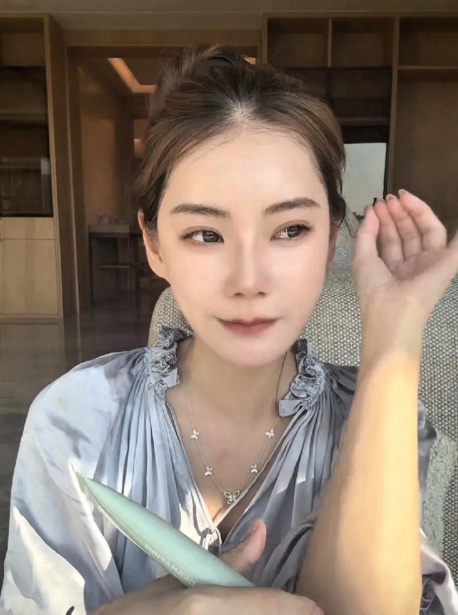 马筱梅还说起小时候和爷爷来玩的事儿那时候是跟着旅游团走的，马筱梅说那时候就