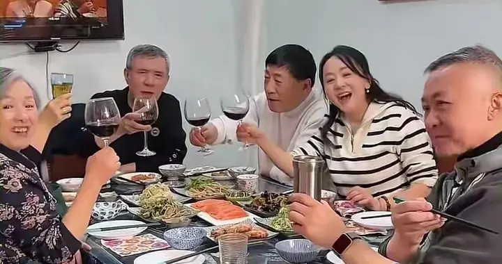王一楠家宴聚餐遭嫌弃？自带调料竟被上海老友拒之门外