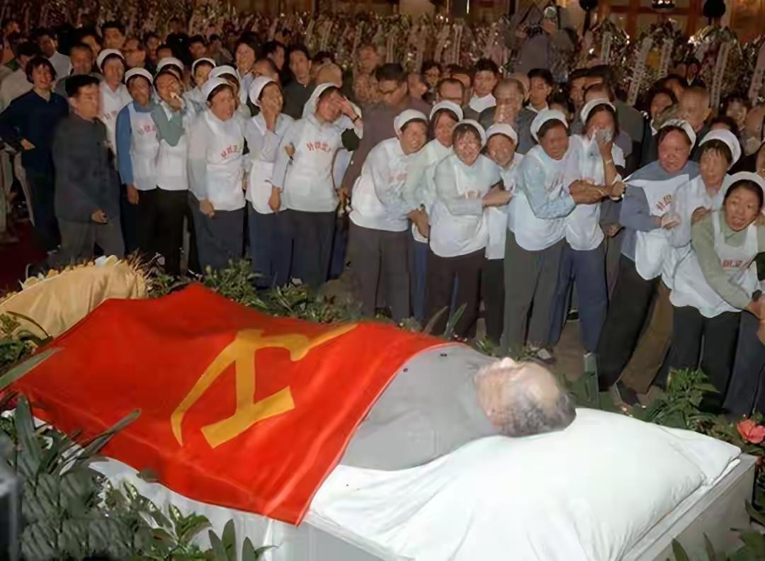 人固有一死，或重于泰山，或轻于鸿毛。毛主席为人民利益而死，就比泰山还重。举国同悲