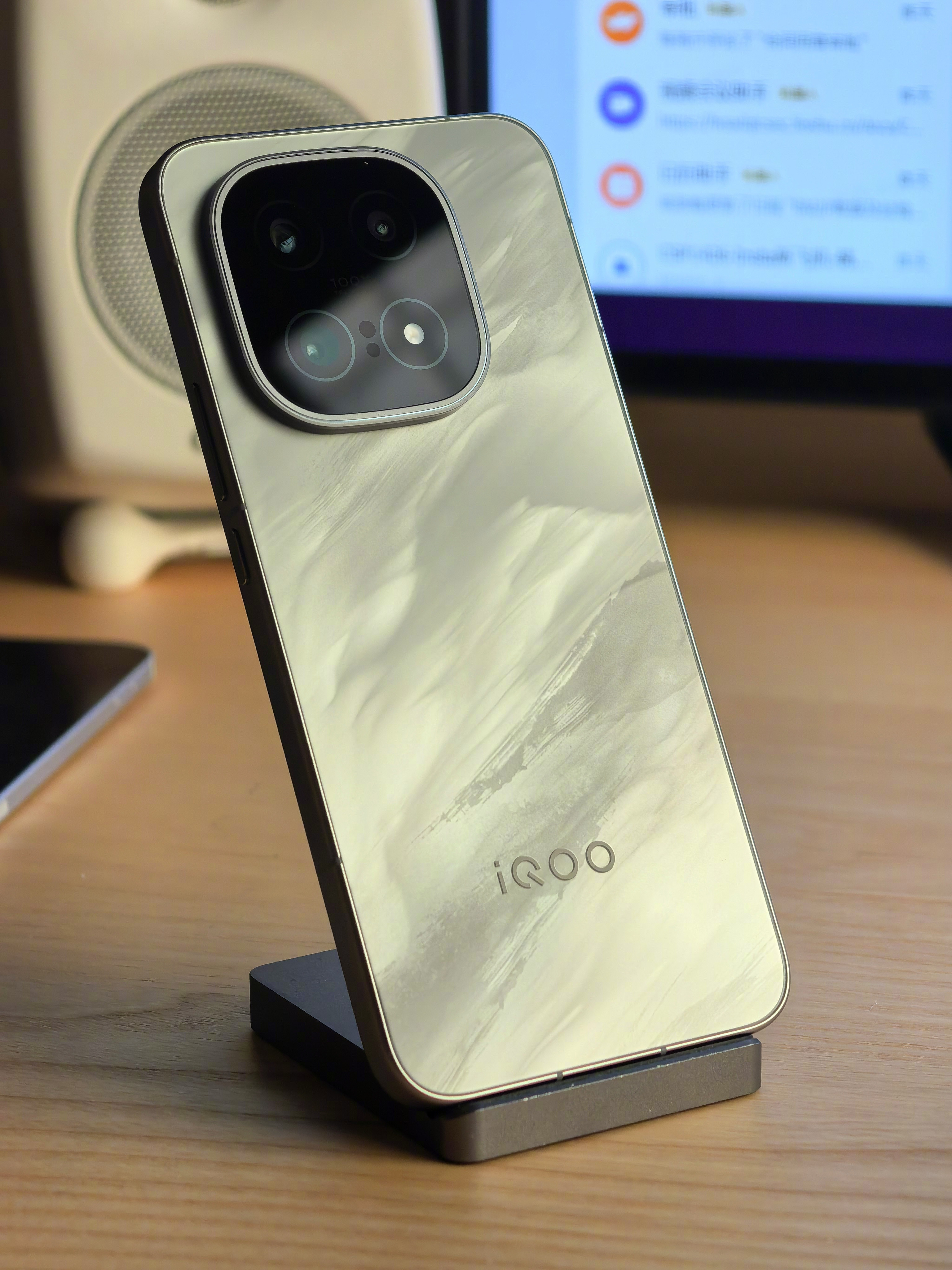 最近又捡起来和几个傻兄弟玩王者荣耀，上顶级游戏装备：iQOO15手机。顶级三星