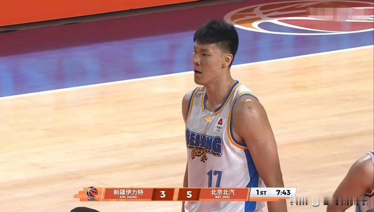北汽男篮向着6连胜冲锋，京疆两豪竞开局，铁树开花现一人。哨声响起，这范子铭一马当