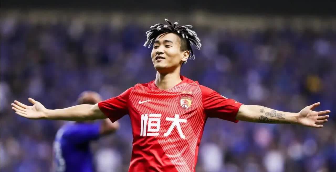 19日晚间中超成都蓉城球星韦世豪遭遇车祸，事情发生在成都蓉城与河南队赛后。目击者