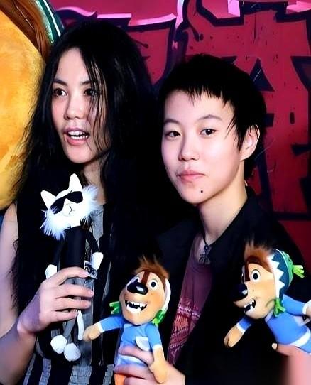 当医生摇着头，暗示他们放弃那个有缺陷的新生儿时，王菲没哭没闹，只问了一句：“手