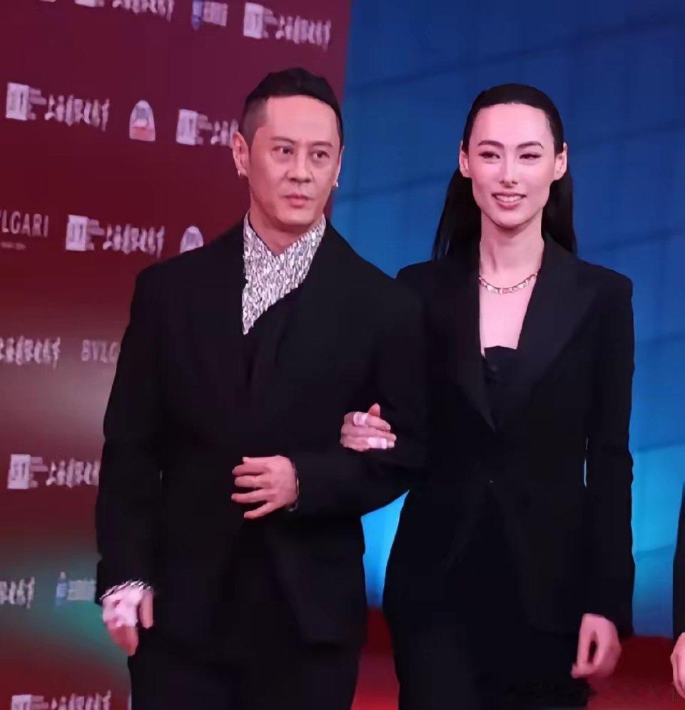 36岁梁洛施，男友穿10cm增高鞋陪她逛街。走两步就扶墙，比她还矮半头。要我说，