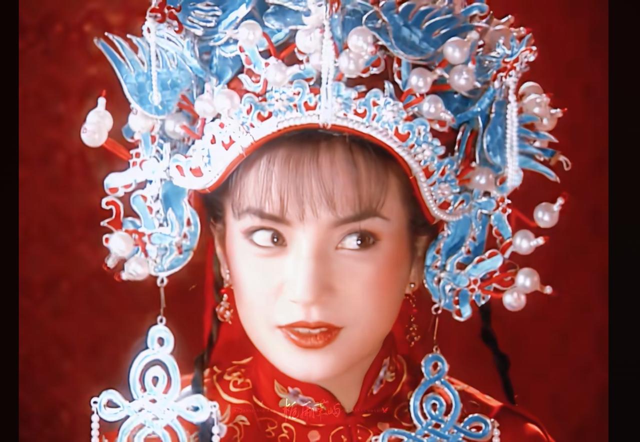 还珠格格刚上映就得到了极大的好评，还珠里的演员可以说是一夜爆火，尤其小燕子！以