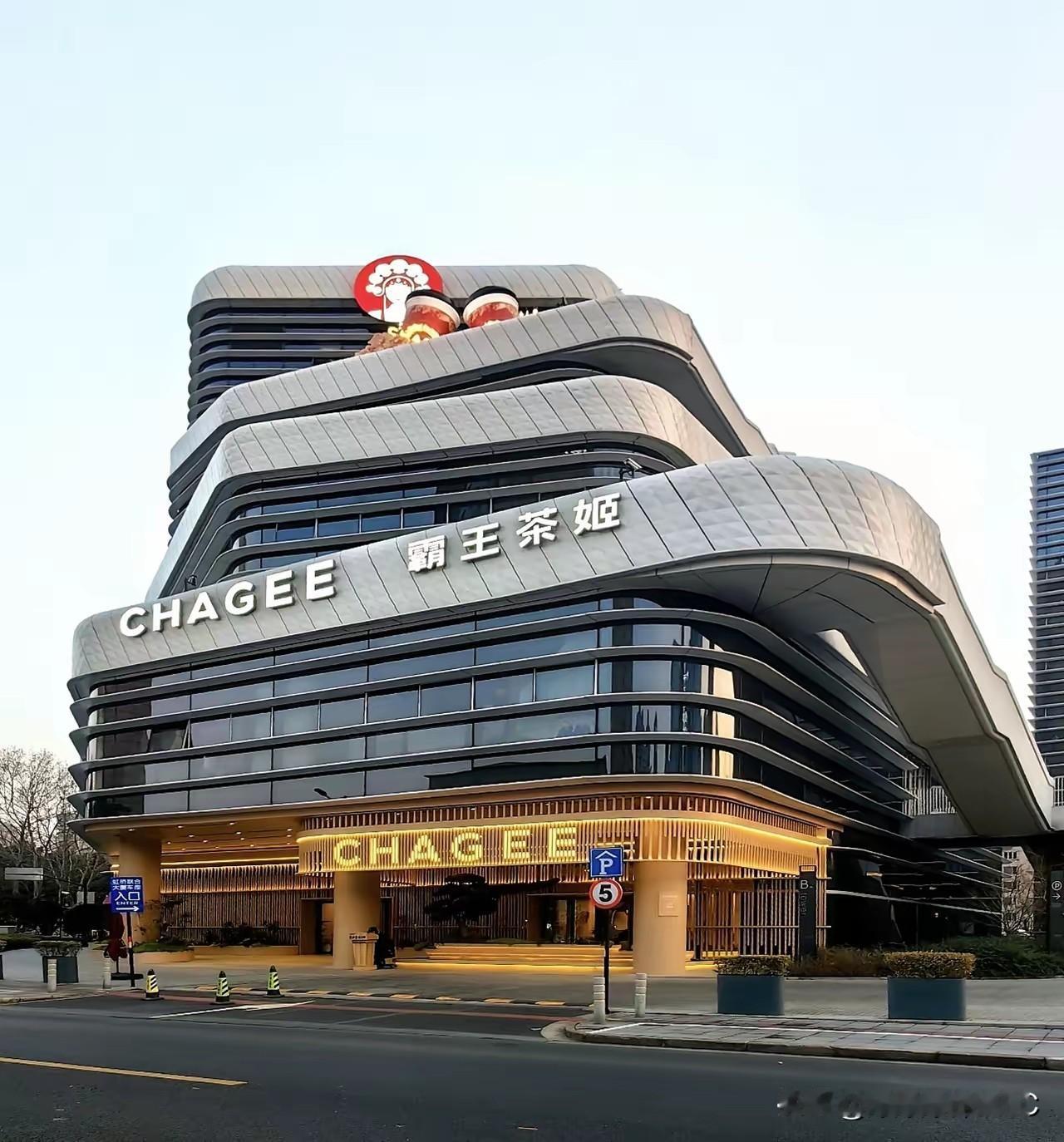 霸王茶姬这事儿，真是给所有实体店老板泼了盆冷水。这就不是学历高低的问题，纯粹