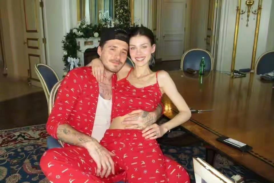 你以为的圣诞全家福，其实是资本合并的签约仪式。贝克汉姆长子布鲁克林，用婚姻绑定