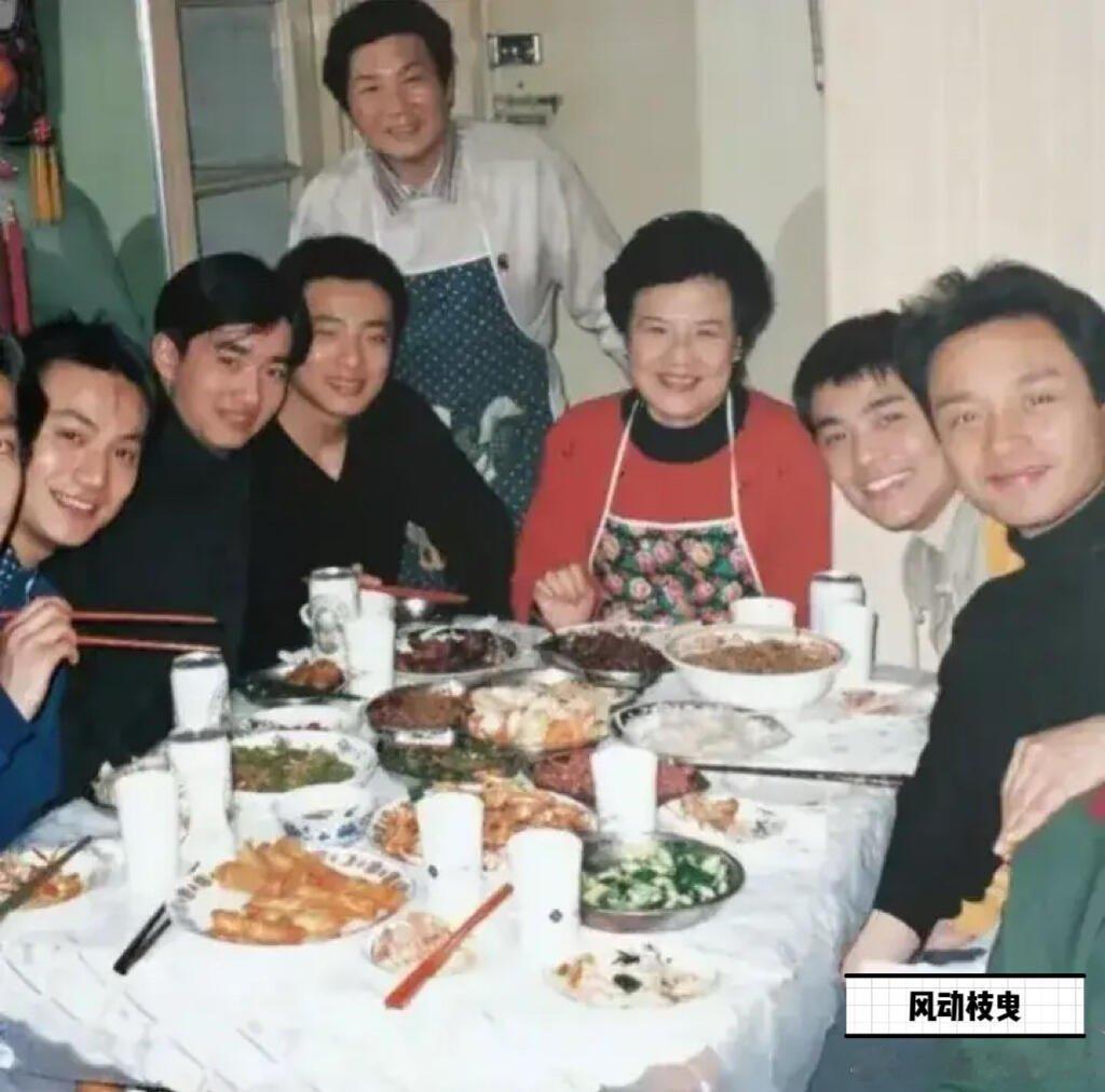1993年冬，张国荣和其他同学们一起在京剧名师张曼玲家聚餐时的合影照片📷​​