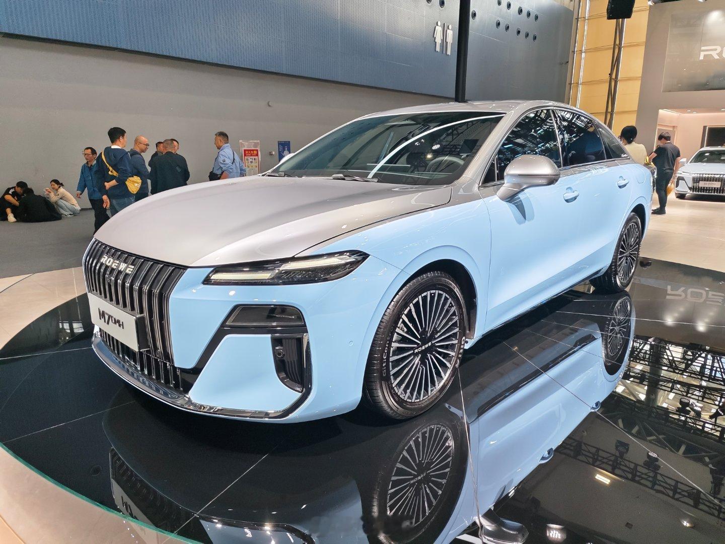 荣威M7DMH作为荣威最新的车型，也标志着品牌的转型。作为一台10万级混动轿车