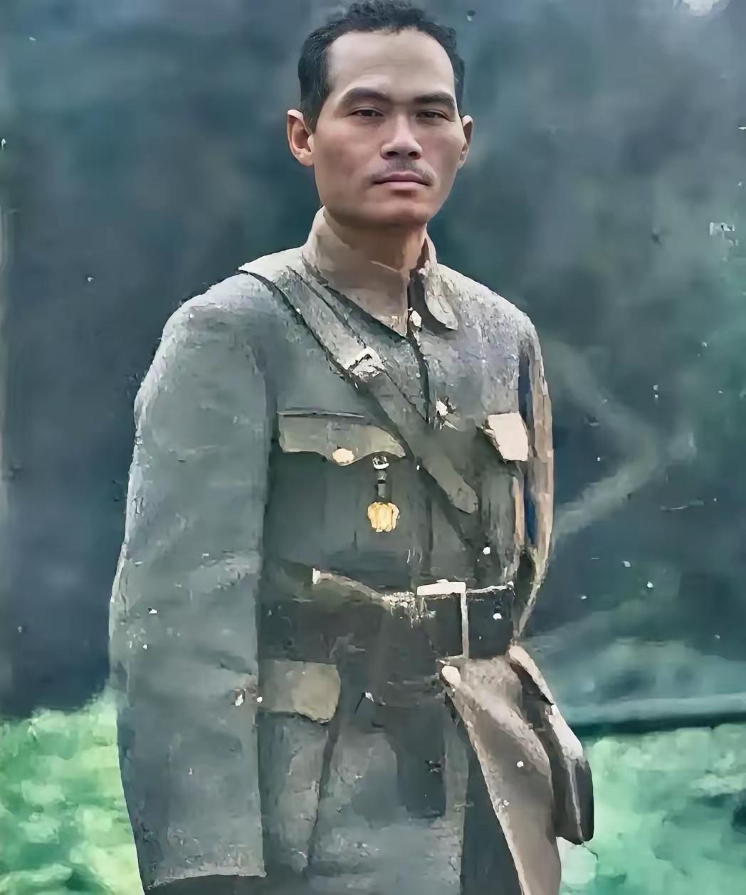 照片里是个穿军装的年轻军官，腰间别着枪，胸前有军功章。后来查资料才知道，这人叫罗