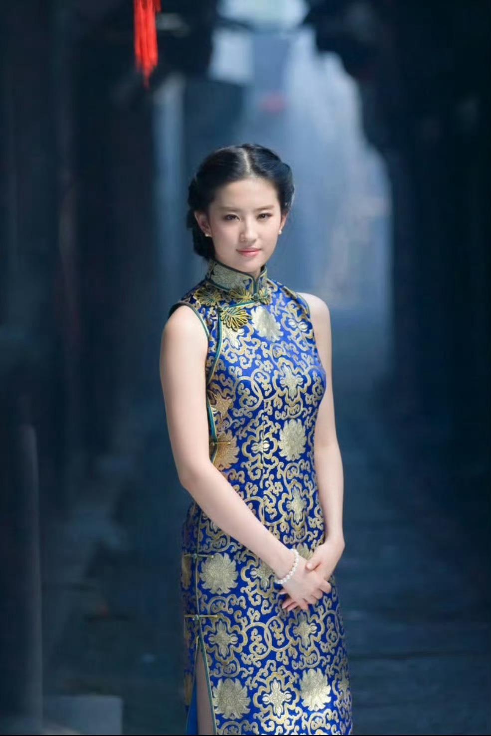 刘亦菲宣传中的旗袍装造，蓝金配色尽显高贵气质...