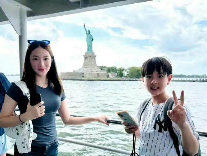 她才14岁，你敢信？这是吴尊的女儿，14岁身高就到了1.7米，身材发育的跟成年