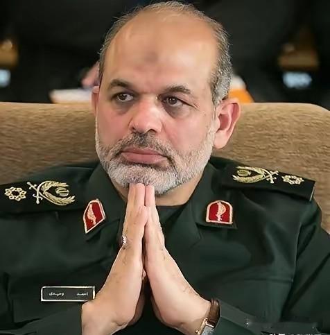 美国有线电视新闻网（CNN）25日报道：“美国正在考虑的一项方案，是重启在伊朗境