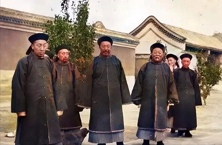 清朝当官的退休有一条死规矩：不管你官位有多高，辞官之后必须回老家，不许留在京城，