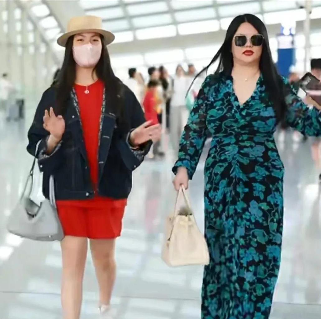 知名主持人李湘，昨天真的太尴尬了！7月22号晚，带着女儿结束东京3日游，穿着新