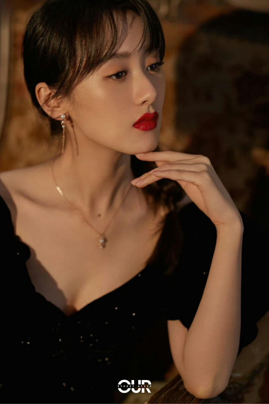 这么绝的手和脸蛋，妥妥的豪门千金啊！羡慕袁冰妍的手也好看。​​​