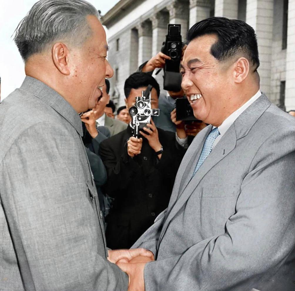 国家主席刘少奇访问朝鲜，受到了金日成主席的热情迎接。中朝友谊，是用鲜血凝成的。源