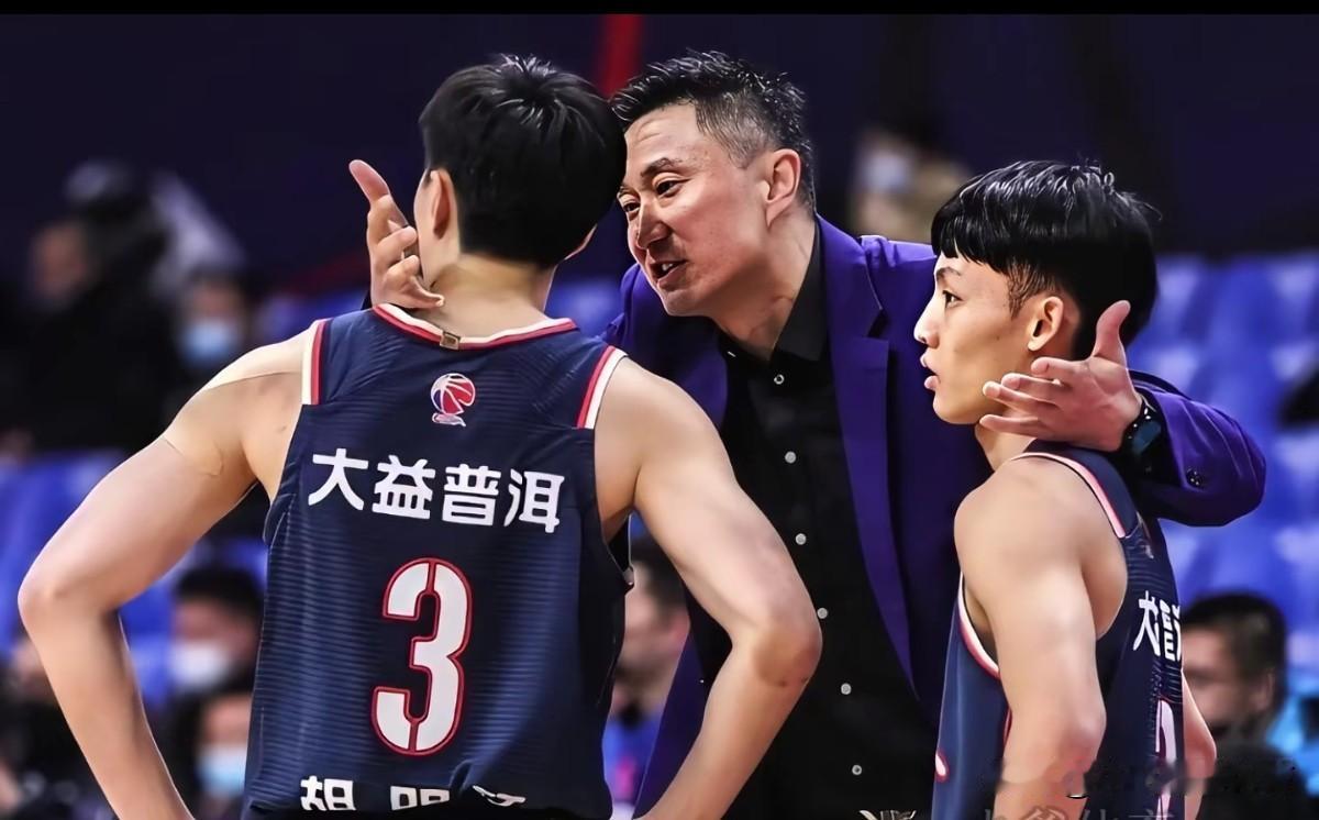 已经磨合7个赛季的徐杰与胡明轩，新赛季要面临新的改变。徐杰与胡明轩已经