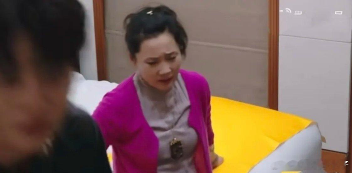 节目中何赛飞坐在床上哭了，两位年轻的男嘉宾被骂惨了！从网上晒出的视频来看，大概的