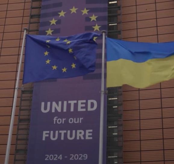 北京时间2月24日，欧盟委员会主席冯德莱恩写道：“在俄罗斯全面战争四周年之际，我