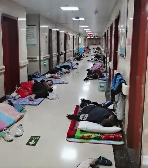 “太暖心了！”允许家属在走廊打地铺陪护，既方便照顾病人，又能省下住宿费。对比那些