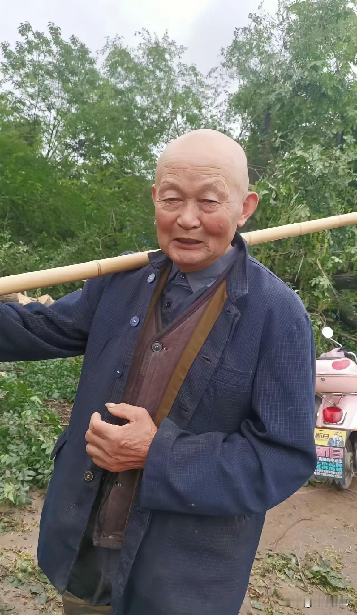 每个人都终将面对生老病死，那是自然规律。父亲每天忙得团团转，没有时间去伤春悲秋。