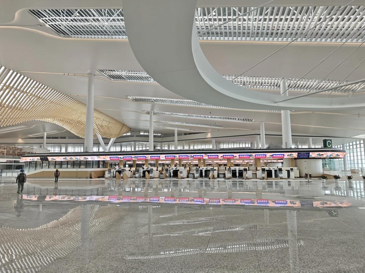 据了解，厦门翔安国际机场航站楼的精装修工程已顺利完工，目前已全面转入竣工验收、校