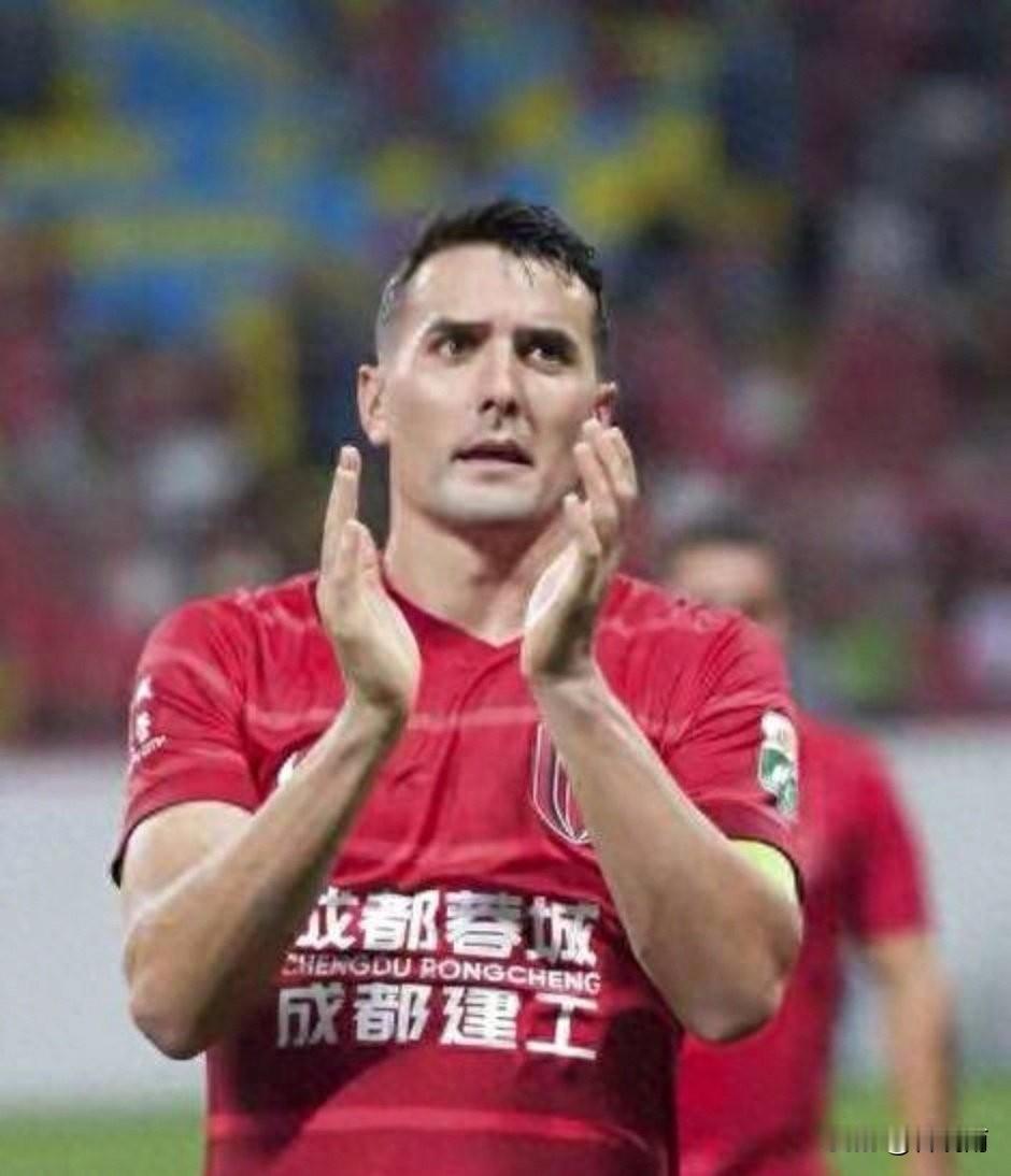 足球记者徐江称:成都蓉城队长周定洋下一站是深圳新鹏城队，目前已经体检完毕。过去