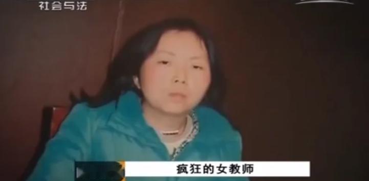 美术老师弯腰凑过去想教小男孩画画，小孩闻到味儿立马皱着身子往后缩，直接说老师你身