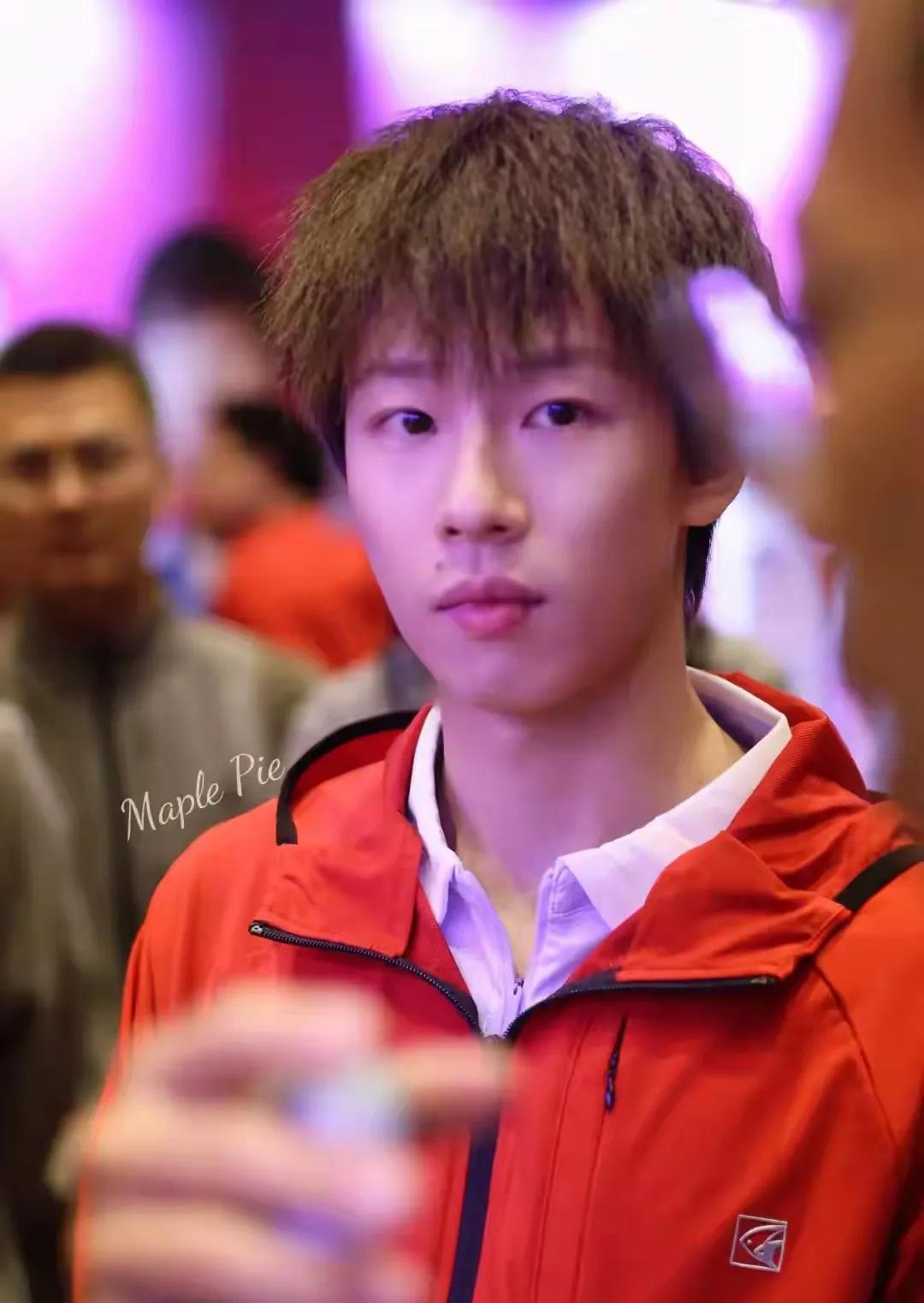 标题：世界冠军拒当公务员，跑去德国打球还染银发？31岁林高远彻底不装了！你敢