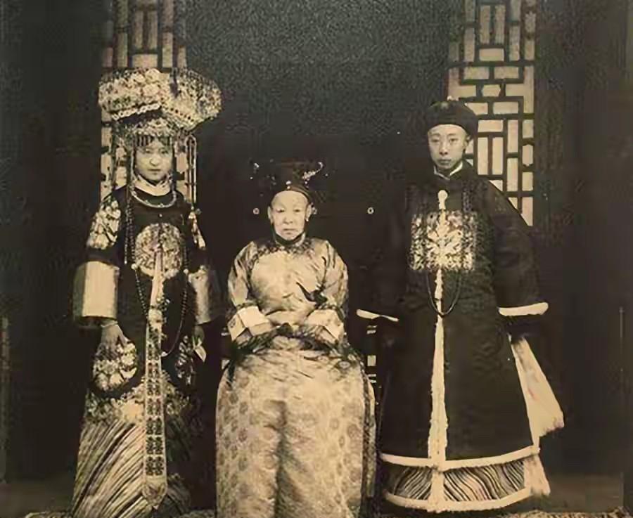 她骗过张学良，盗过亲王府，嫁给皇族又私奔军阀，生前被骂“民国第一渣女”，死后墓碑
