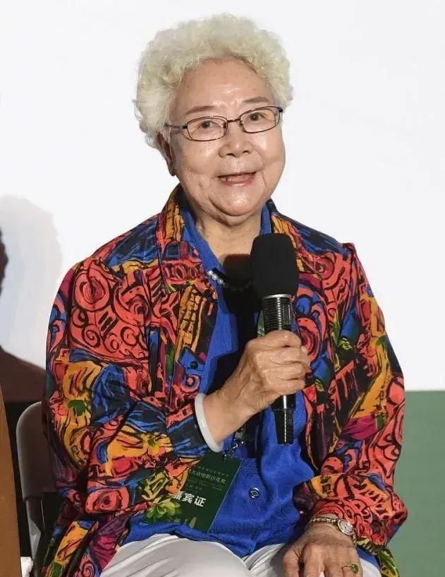 女演员，田华，老公肝癌，小儿子肺癌，两个媳妇乳腺癌，一个儿媳妇车祸去世。一家人的