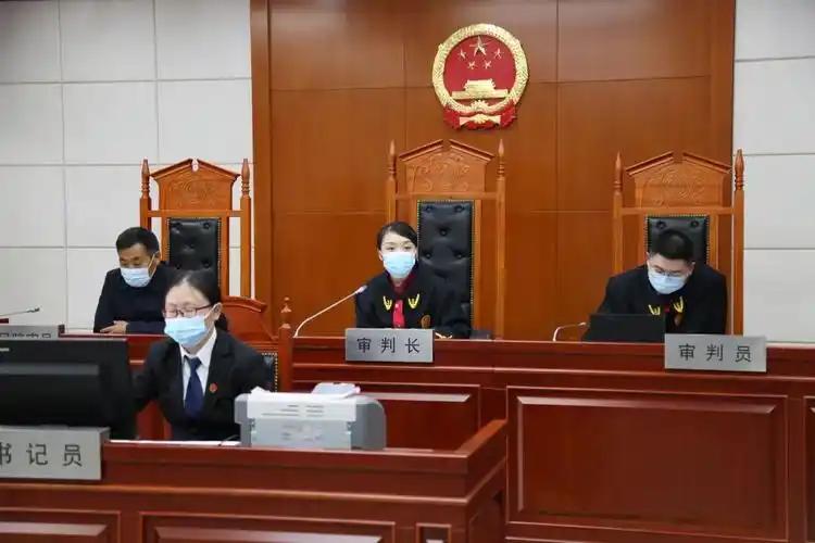 深圳，男子看中了1套1354万元的房子，先与房主和中介签订了合同。合同约定，交易