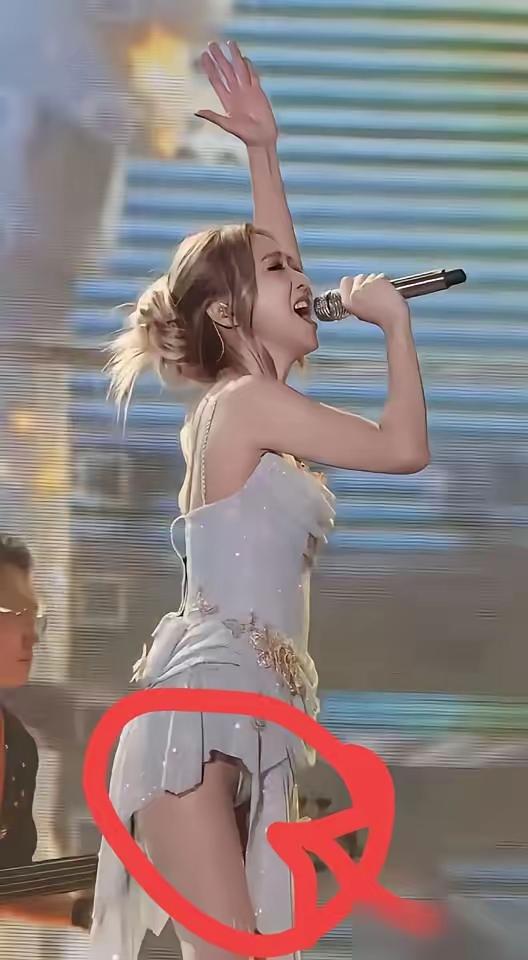 44岁薛凯琪的变化令人痛心！为什么她如此不爱惜羽毛？不穿安全裤、擦边，演唱会门