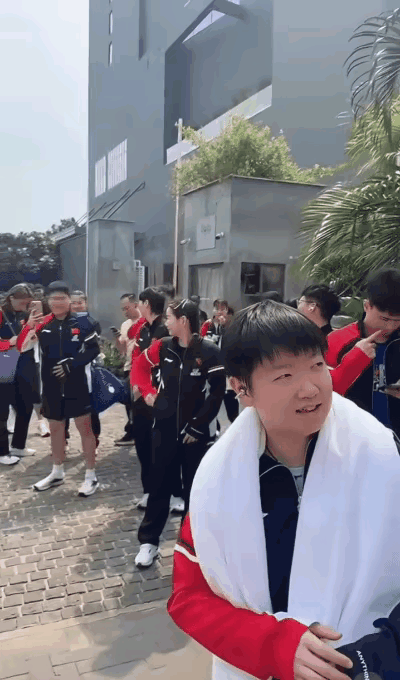 10.12孙颖莎这次也不敢离队，去买好吃的了。今天看到国乒上训，队员们整