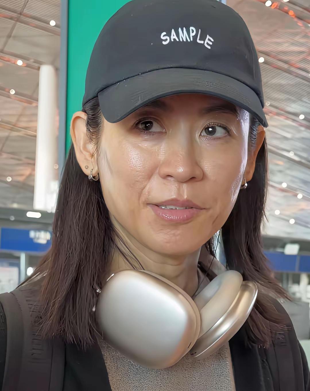 55的宣萱素颜照曝光！宣萱外出的时候被拍到她没有化妆样子，粉丝被她的状态给震惊