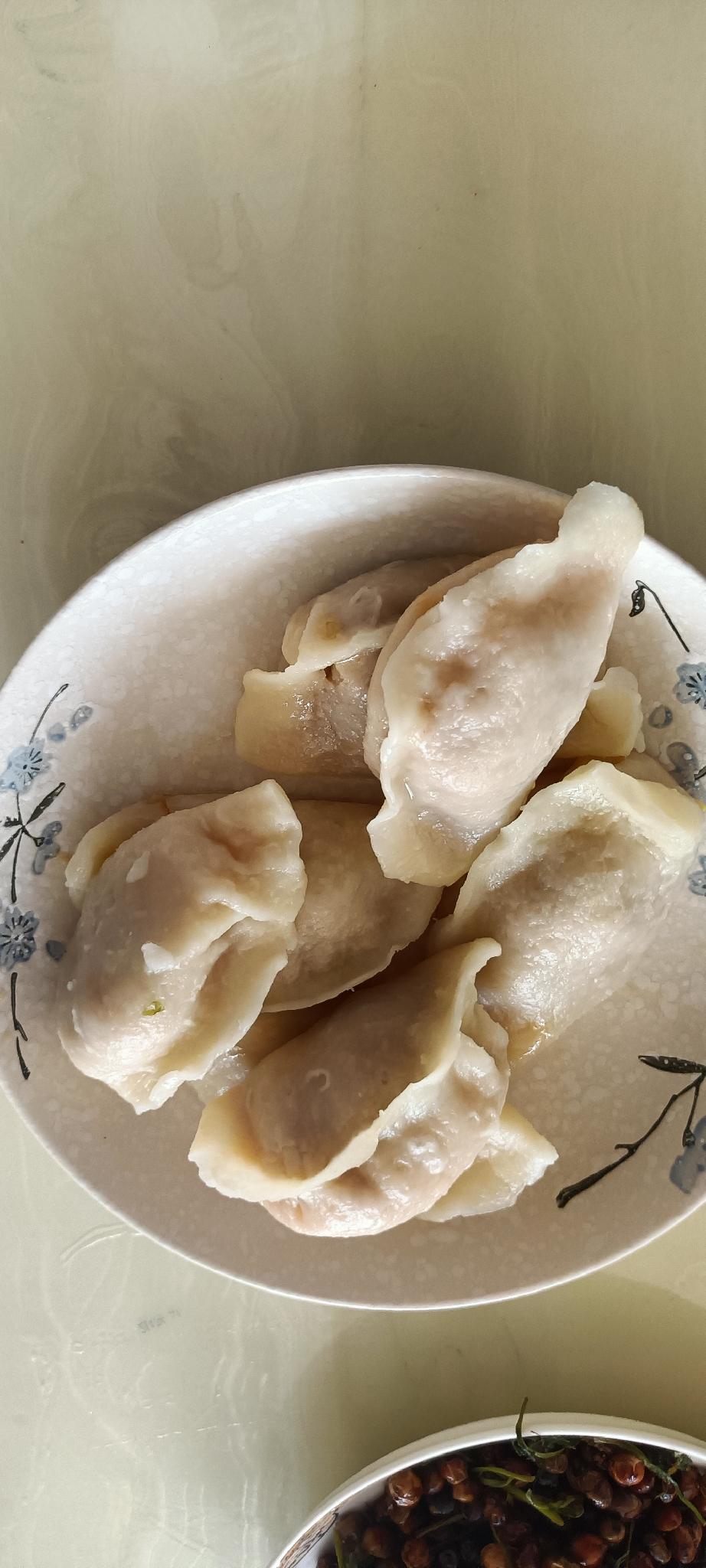 一早忙忙碌碌，我自己却觉得特别值得！今早又是牛肉馅蒸饺，不是新包的，是我去山东