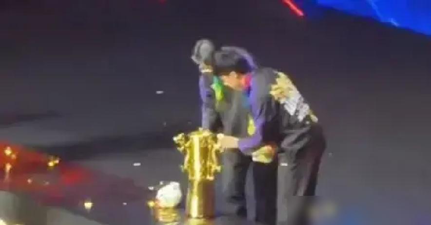 林昀儒拎着行李离开山东魏桥那天，食堂阿姨追到门口塞了一包牛肉干。这种场面看着