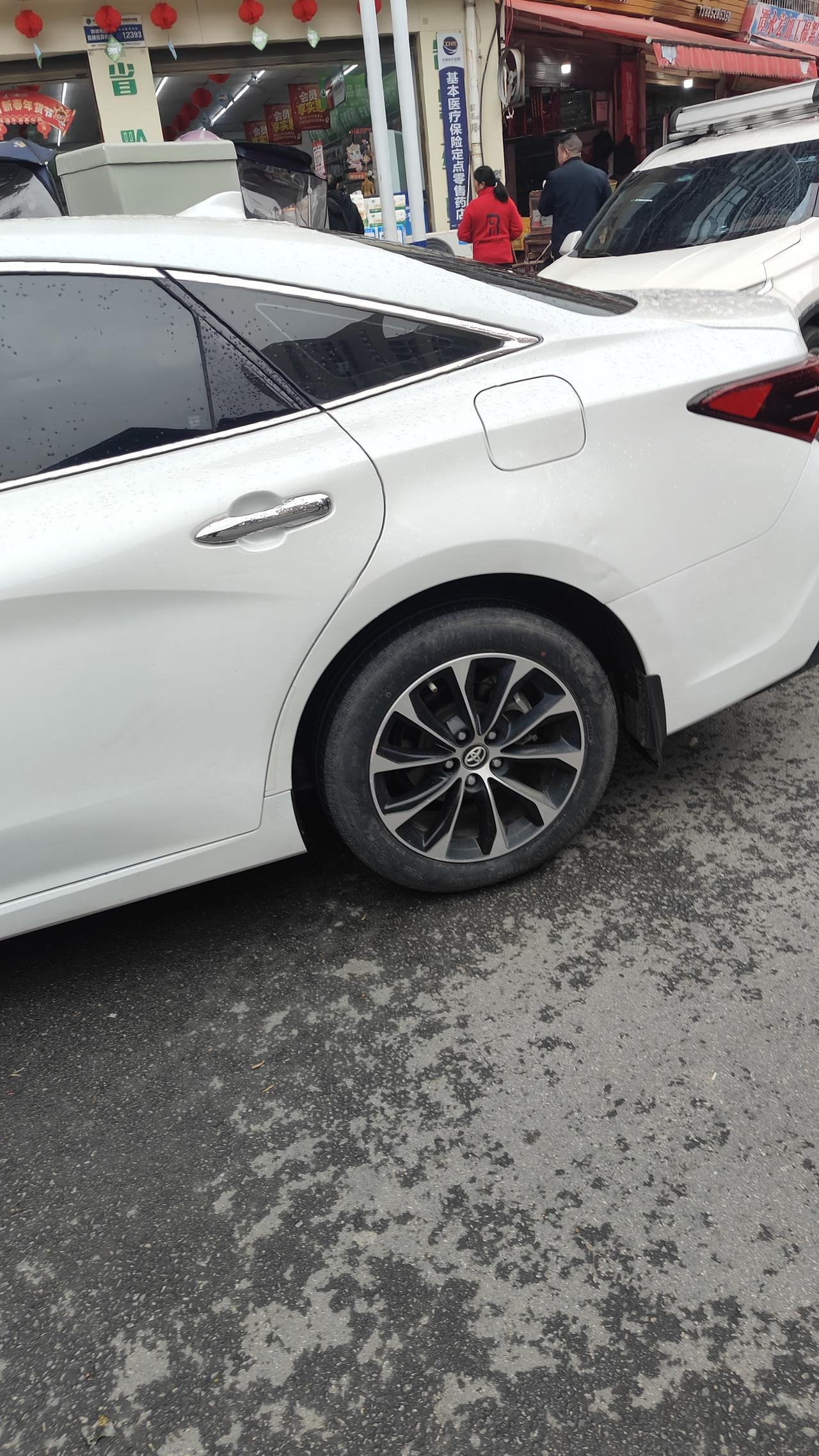 二十万的亚洲龙三角窗也不在门上啊