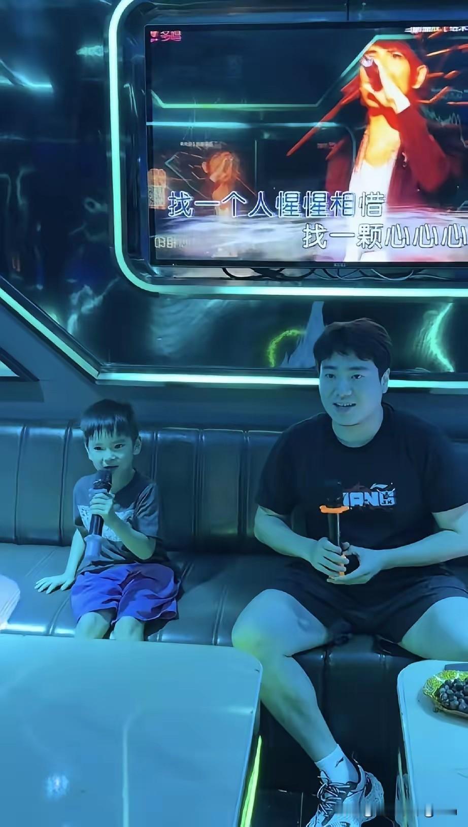 大胖回到北京，抽空陪两个孩子，一家人还去唱K了呀！小儿子简直就是麦霸，虽然认