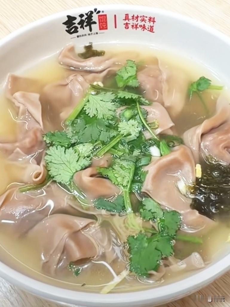 我没吃过生椰拿铁馄饨，但看过一个相关视频，对此略知一二。上海有一家店推出了生椰