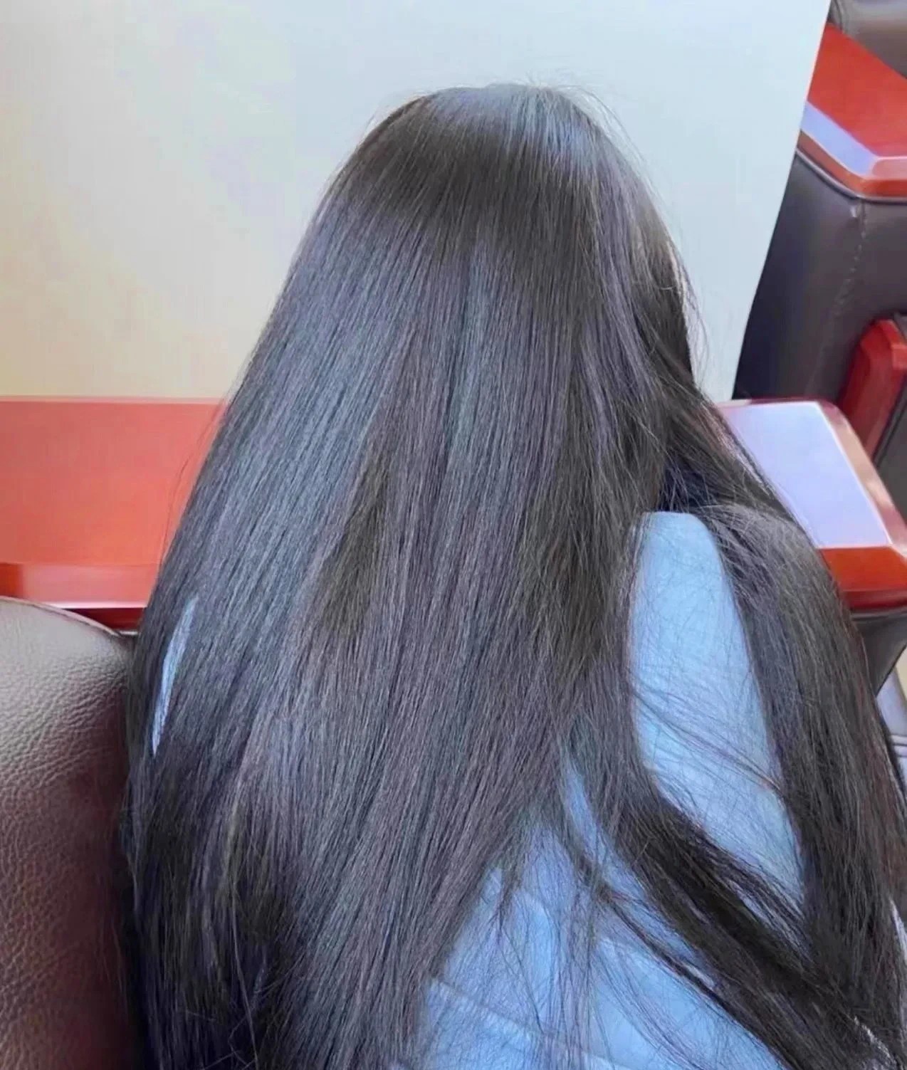 办公室有个女同事，一年四季都散着头发，从来没有见过她扎起头发的样子，