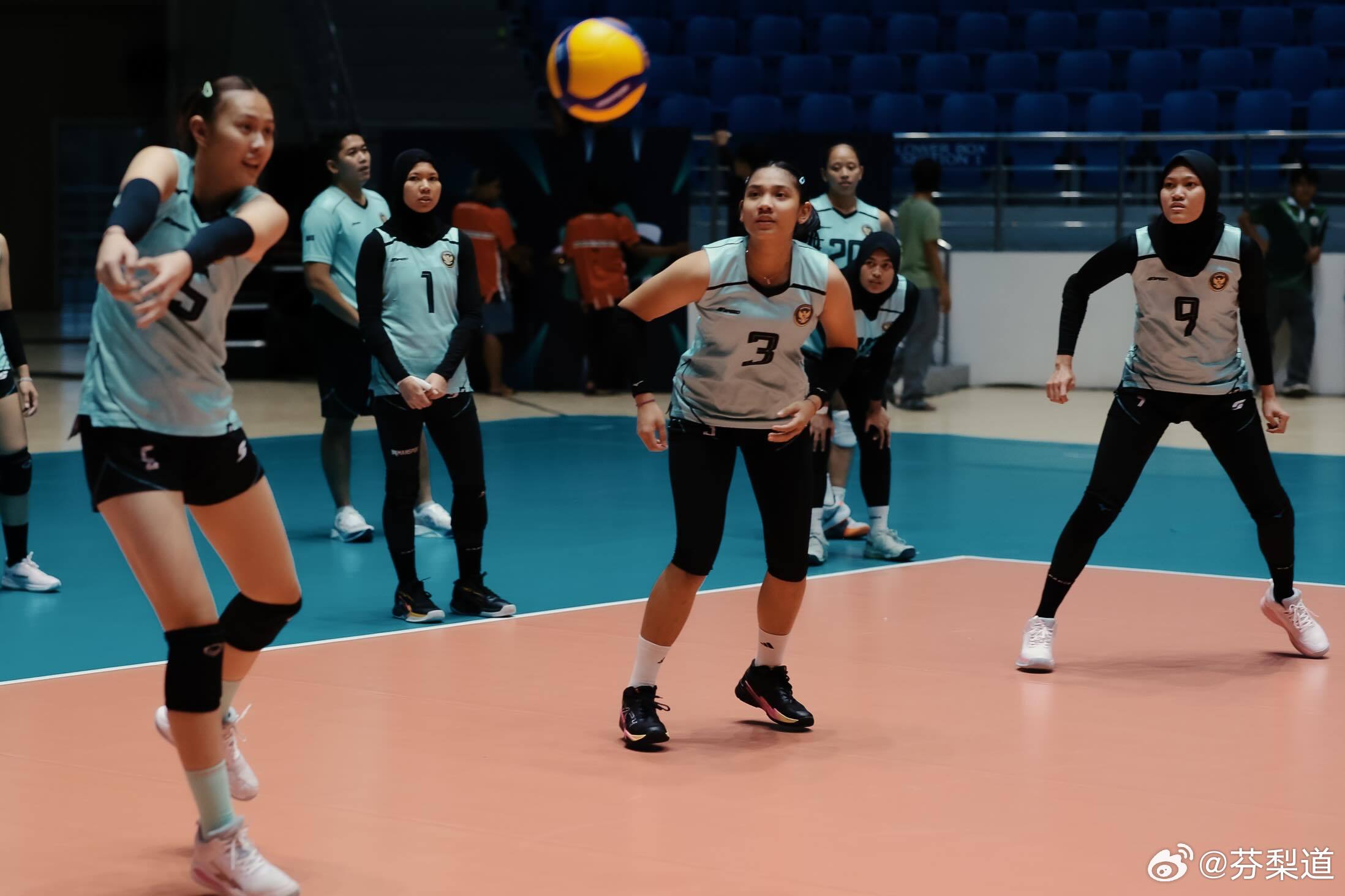 国际排坛动态印尼女排正在比赛场馆进行训练，为2026年AVC女排亚洲杯做最后的冲