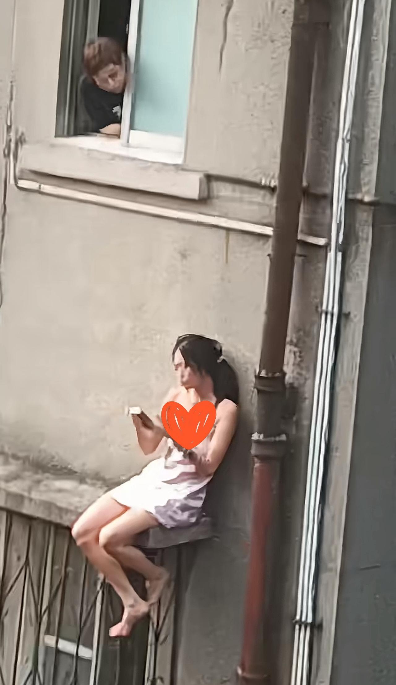 七夕过节，谁家老婆被在外面忘记回家？女生坐在墙外小板凳，自顾低头刷手机，心态倒