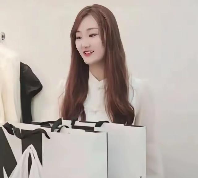 陈亚楠肠子悔青了吧！大衣哥朱之文成名后，儿子朱小伟的生活跟着水涨船高。朱小伟从