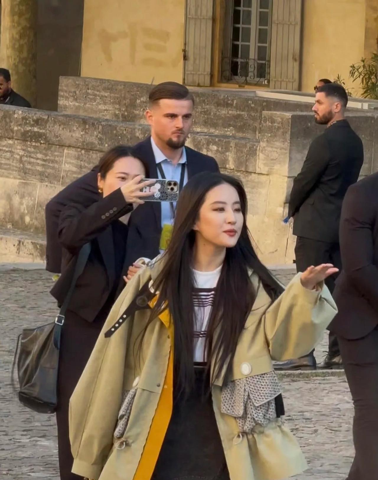 救命！刘亦菲黑长直造型杀疯了！清冷女大学生感直接拉满家人们谁懂啊！刘亦菲这次真
