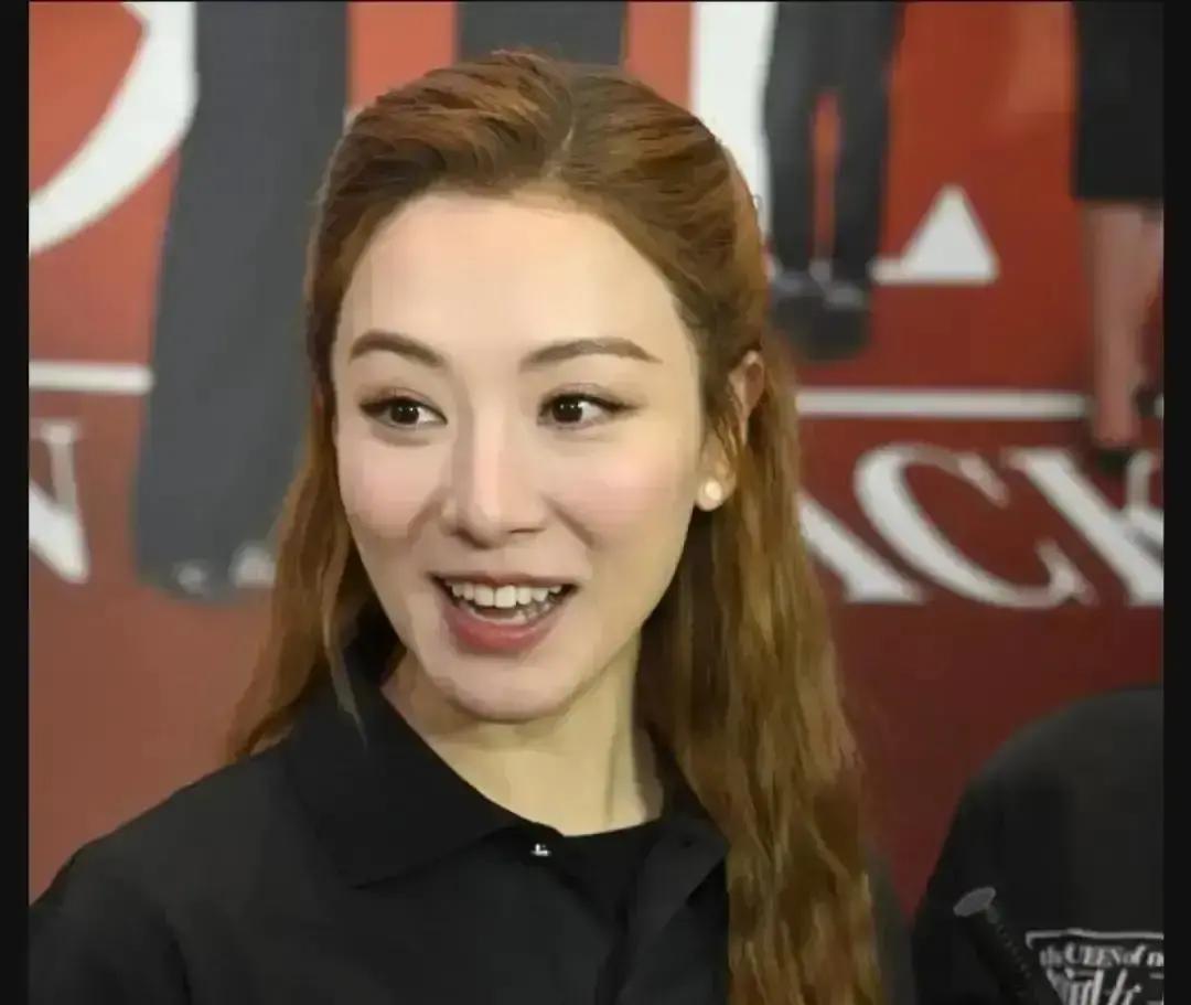 46岁，佘诗曼把“退休”两个字撕成碎片。同行哭没戏拍？她直接甩出36.3的收